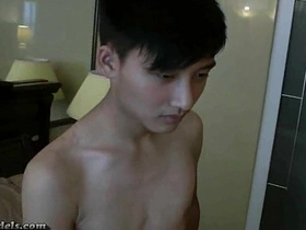 亚洲男孩射精后洗澡