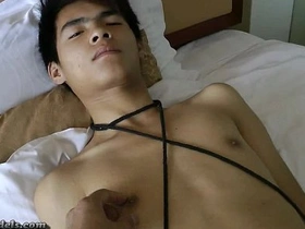 瘦弱亚洲男孩捆绑手淫