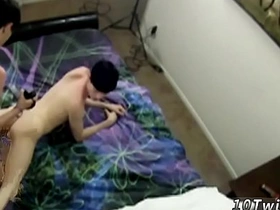 亚洲年轻男孩裸体同志 两男孩录制无套性爱！