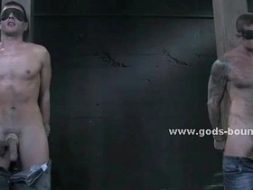 两个顺从的 gay 猛男被虐