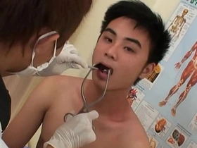 亚洲男孩撒尿交配