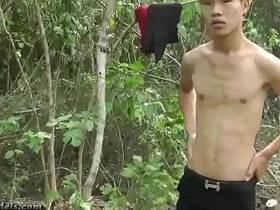 亚洲瘦男孩裸体射精