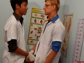 制服嫩屌3P内射亚洲病人求精