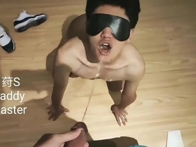 亚洲男孩喝尿