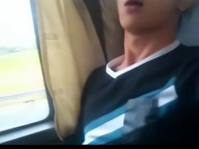 公交车上的亚裔男子