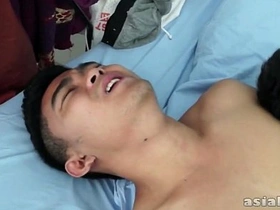 射精在亚洲三人行上