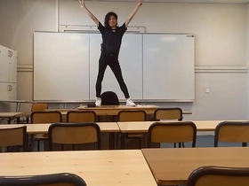 学生妹Jon Arteen教室课桌脱衣舞 炫耀红色内裤