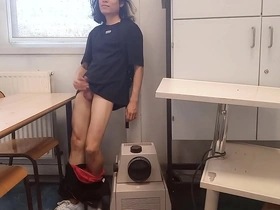 校园课桌打飞机冒险射精 饥渴学生妹在教室同学桌子上自慰喷精