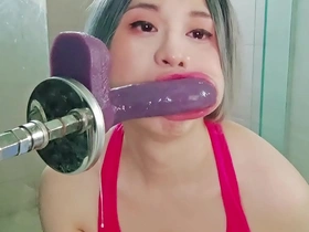 亚洲变装者首次用性爱机器自慰