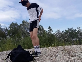 可爱嫩妹Jon Arteen黑Adidas装扮 不穿内裤短裤撸管户外射精