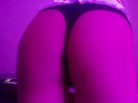 可爱男孩为你摇屁股并往屁眼里塞肛塞