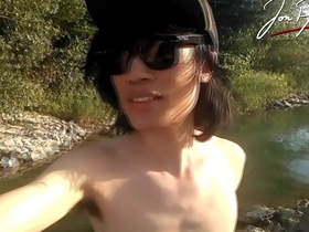 亚裔嫩妹Jon Arteen河边音乐脱衣舞 露耻毛户外gay片 运动鞋内裤癖