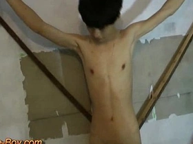 高瘦亚洲奴隶男孩BDSM