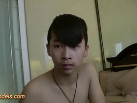 大包皮鸡巴亚裔男孩自慰